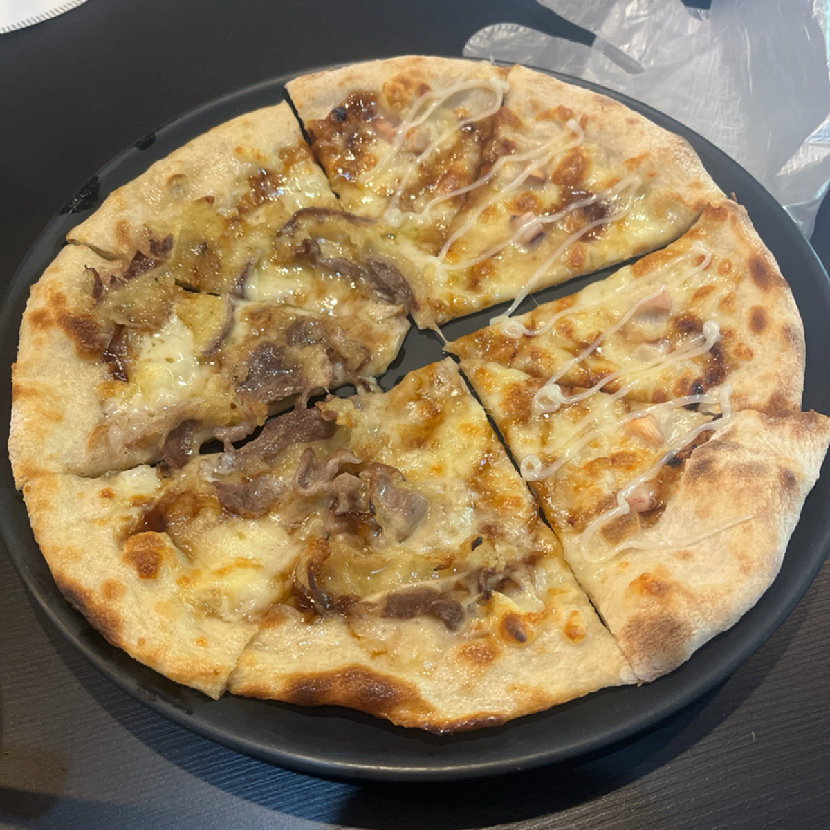 THE PIZZA 惹披薩吃到飽299&#x2F;349 のレストランの写真：章魚燒披薩拼日式照燒牛披薩（各半） byElsaaaaaa 