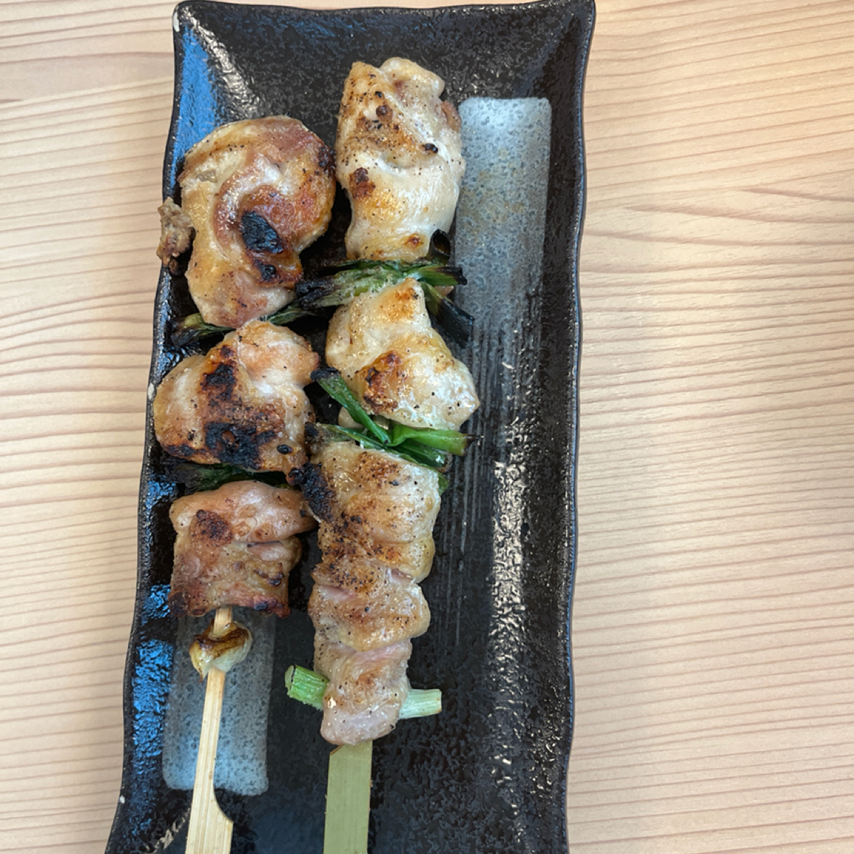 鳥貴族 Torikizoku 新光三越台北南西店 的餐點圖片：貴族燒雞腿串椒香 由珍珠奶綠 拍攝