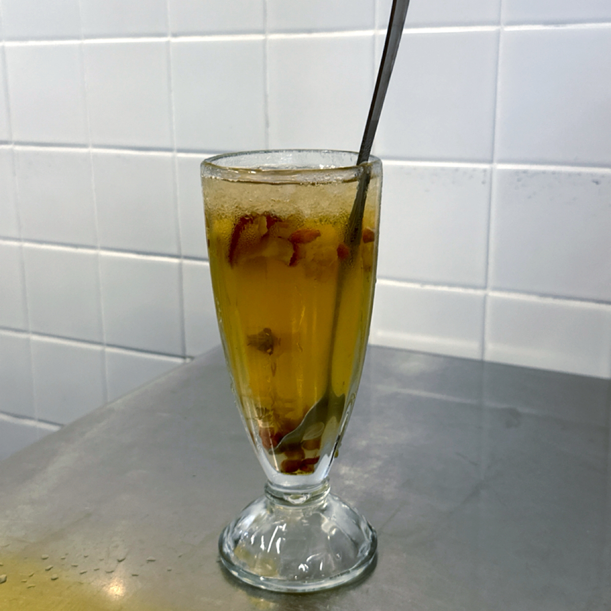 Meal image of 面對面: 蜂蜜菊花枸杞紅棗茶 (冰) $90

我超愛這杯的！裡面有蜂蜜+很多朵菊花+枸杞+紅棗，冰冰涼涼的喝 shot by 阿波卡