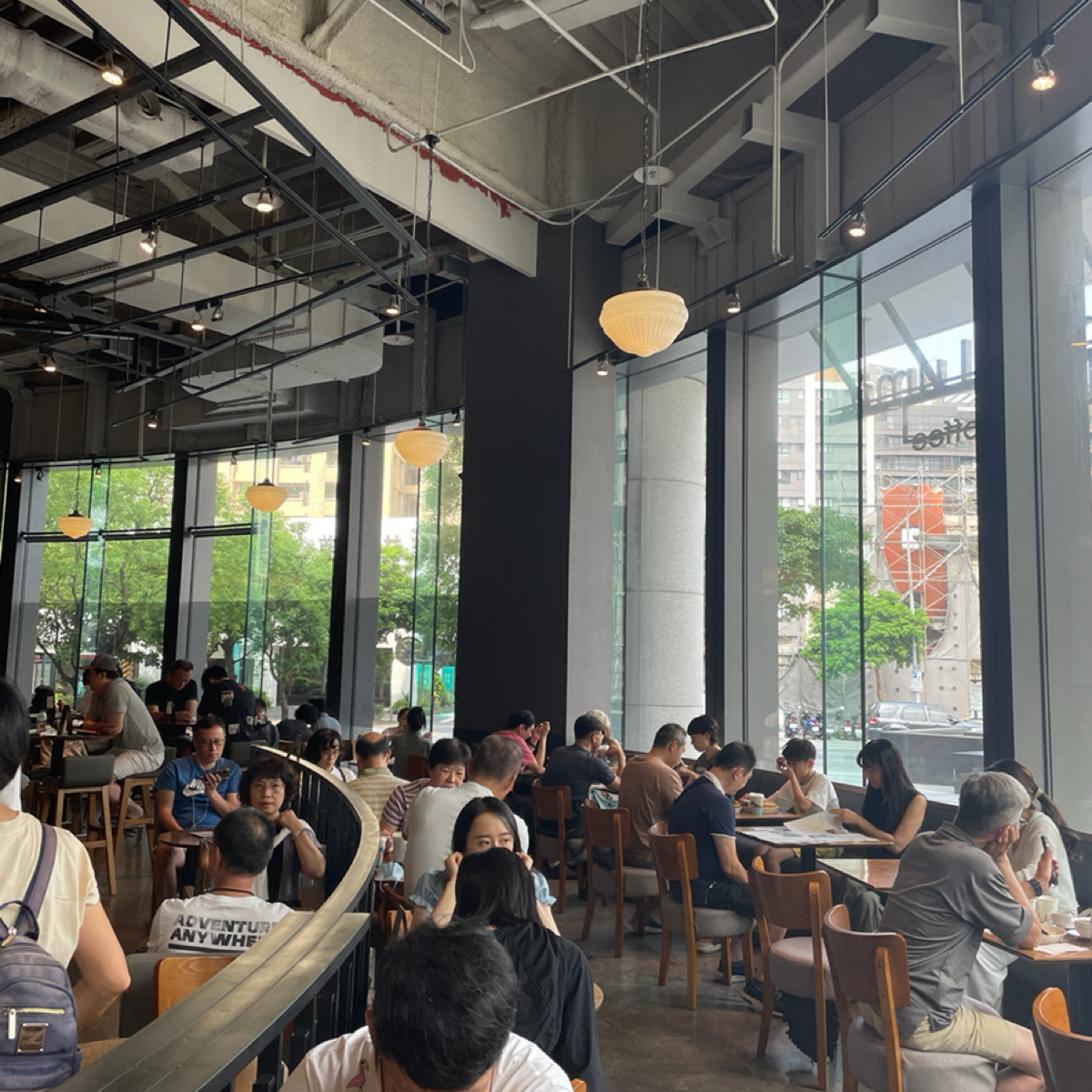 Vibe image of Coppii Lumii living coffee 冉冉生活 經貿門市: 店內環境照，可以看到滿滿都是人
我站在這裡拍照的時候早上10點不到，
假日都睡很晚的台北人去哪了🥹 shot by 一刻又一嗑