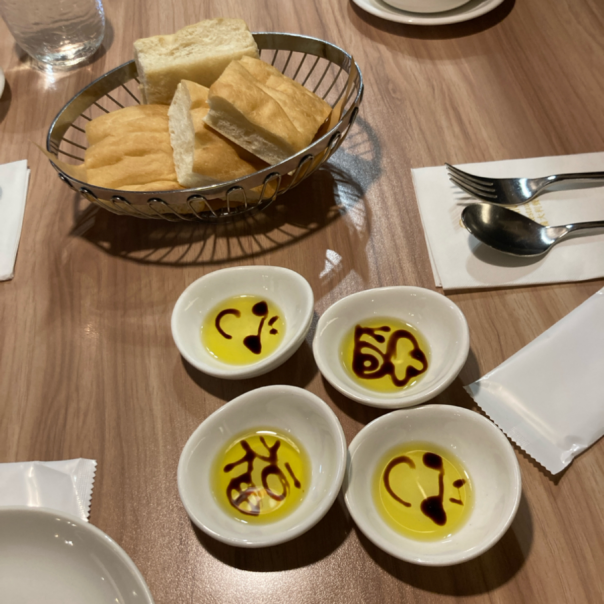 Meal image of Snail 蝸牛義大利餐廳 敦南店: 麵包和橄欖油醋 shot by 小蛙