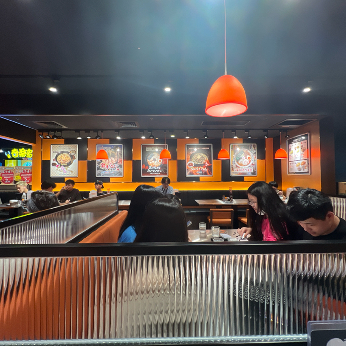 らあめん花月嵐 信義威秀店 的外觀氛圍圖片：店內 由動吃動吃動吃 拍攝