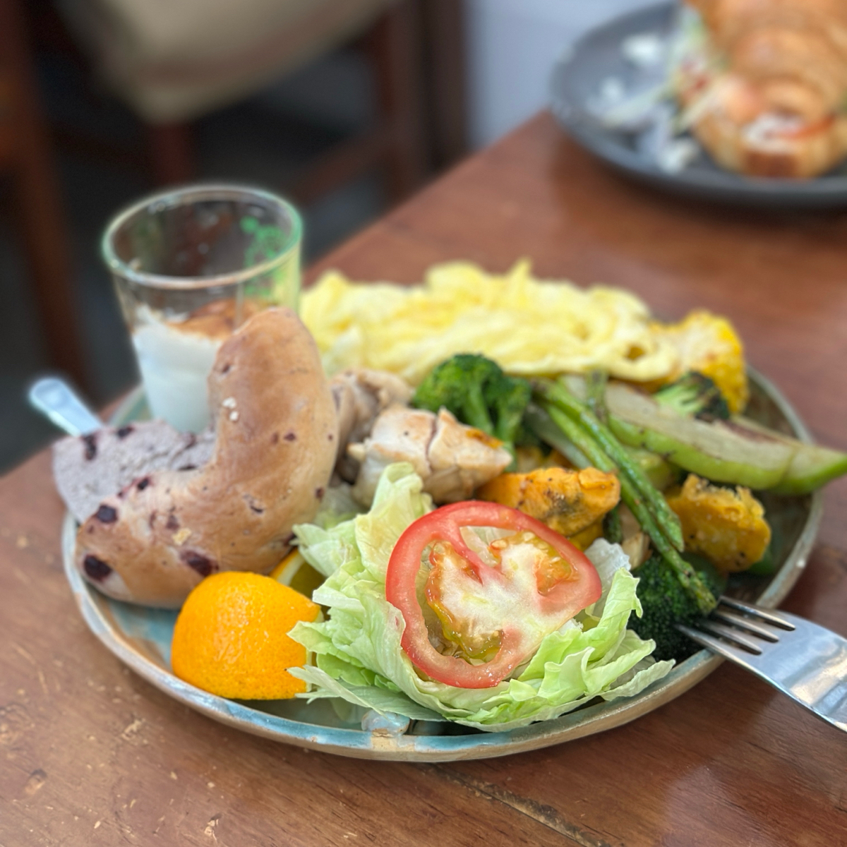 Meal image of 爬梯咖啡 Parti Cafe &amp; etc.: 清烤嫩雞 爬梯大早餐 $380

他們家的大早餐系列份量都相當大，各種元素擺滿滿整盤，非常豐盛。

 shot by 阿波卡