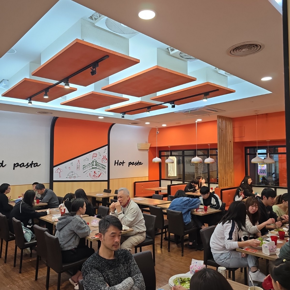 夯麵坊 東湖店 の雰囲気の写真：店內一隅 by永遠的新手 