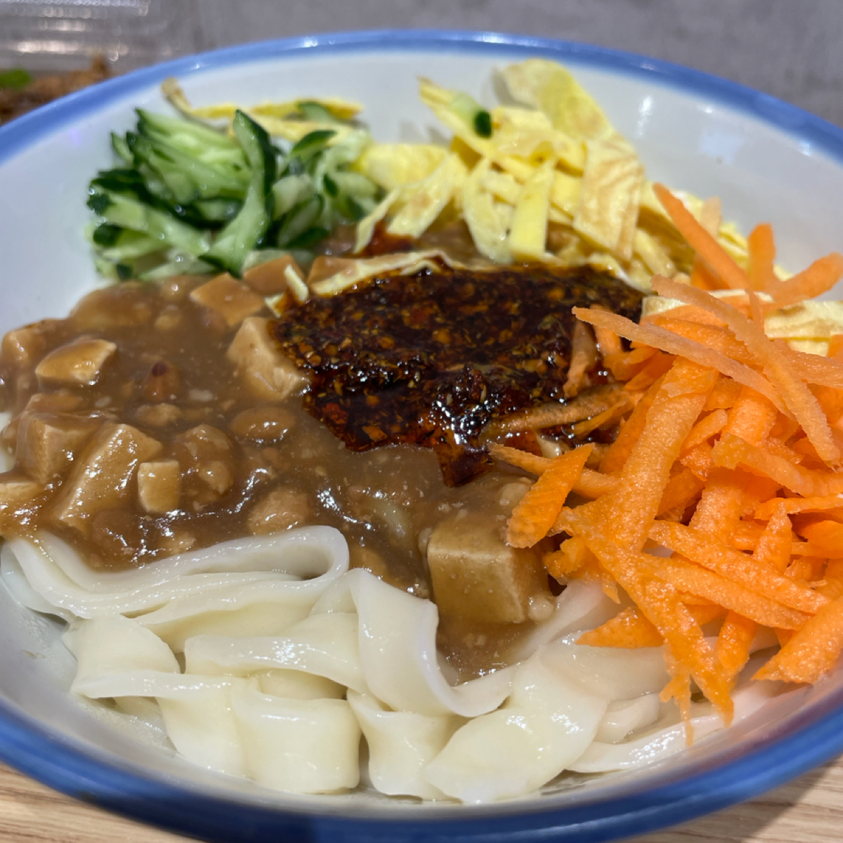 內餡交易 中和店 的餐點圖片：麻辣炸醬麵 由考拉 拍攝
