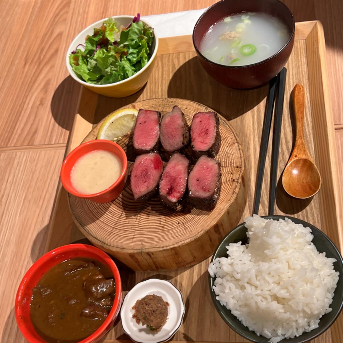 Meal image of 新宿焼肉 牛たんの檸檬  大阪本店: 名物「極み」厚切牛たん焼きと羽釜炊きごはん定食（3,280日圓） shot by 七咪