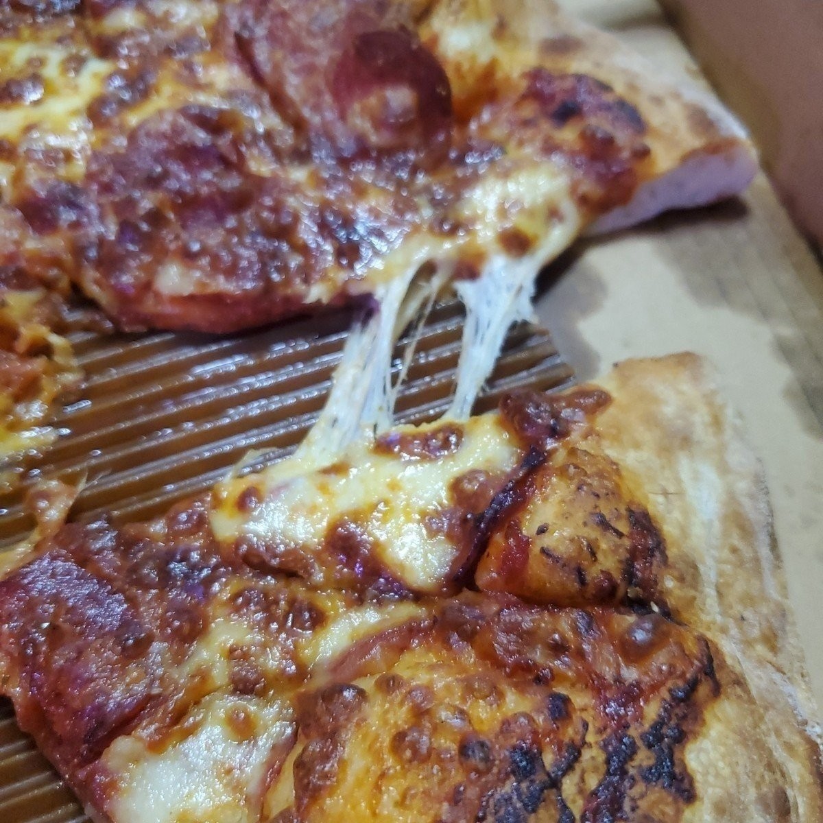Meal image of PIZZA HUT必勝客 台中山西店: 整個起司拉絲的感覺～簡直不要太邪惡！
🤣🤣（這是臘腸比較沒焦掉的一個角落） shot by 吃貨胖胖