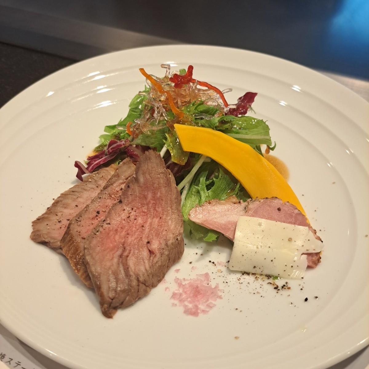 宮崎牛鉄板焼ステーキみやざき館 心斎橋みやちく みやざき館 のレストランの写真：前菜：宮崎牛冷切沙拉佐櫻花鹽 byYear 