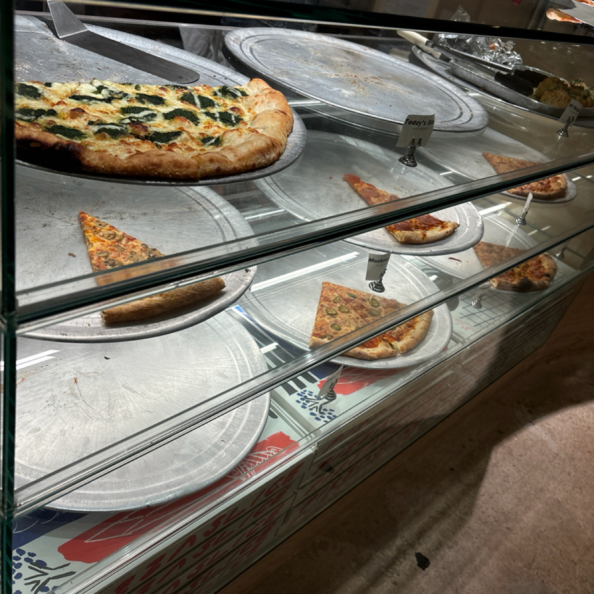 PIZZA SLICE CATSTREET 的菜單圖片：pizza on display 由2QT2BSTR8 拍攝