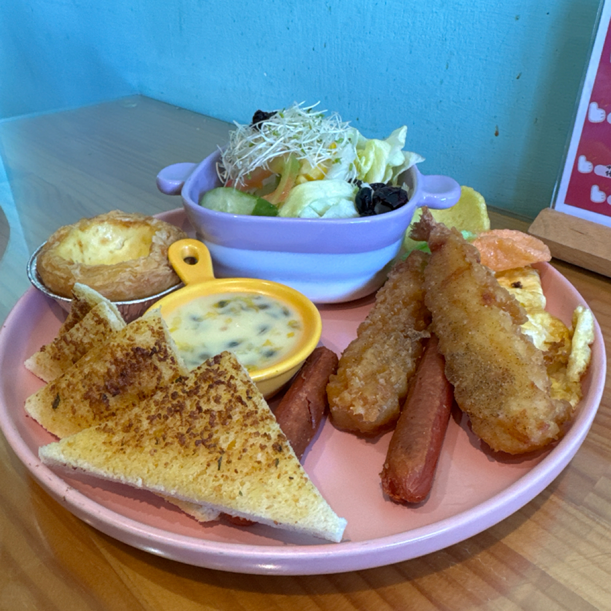 初 早餐吧 的餐點圖片：炸蝦拼盤 150💰 由以樣 拍攝