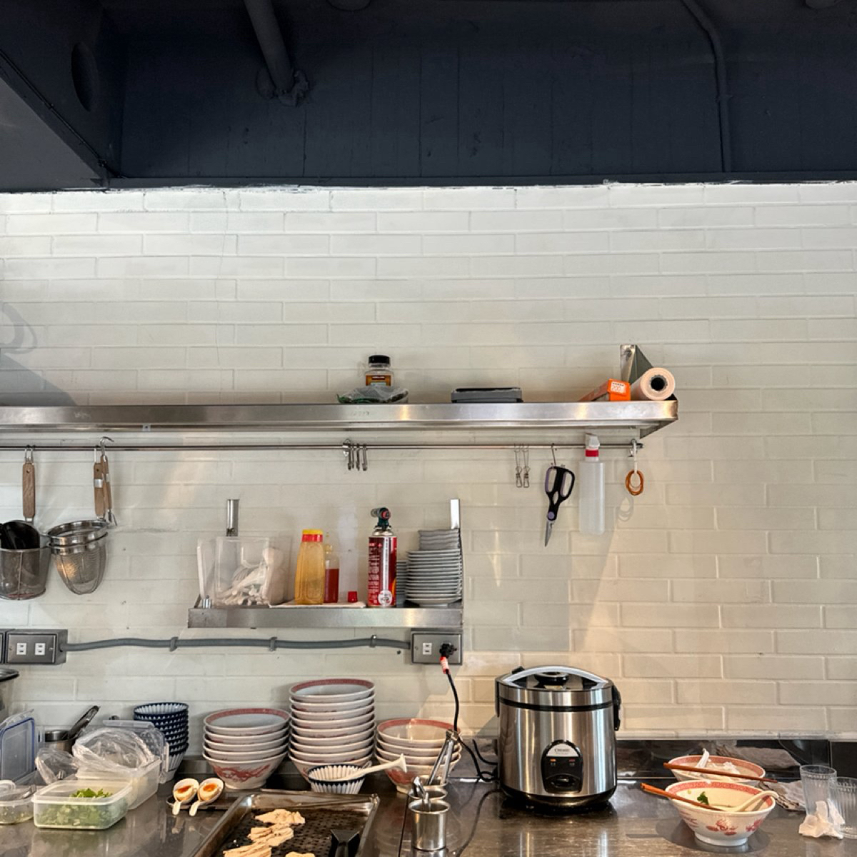麵試十一次 錦州店 の雰囲気の写真：廚房乾淨，師傅跟幫忙點餐的態度都很好！ by飲料王 