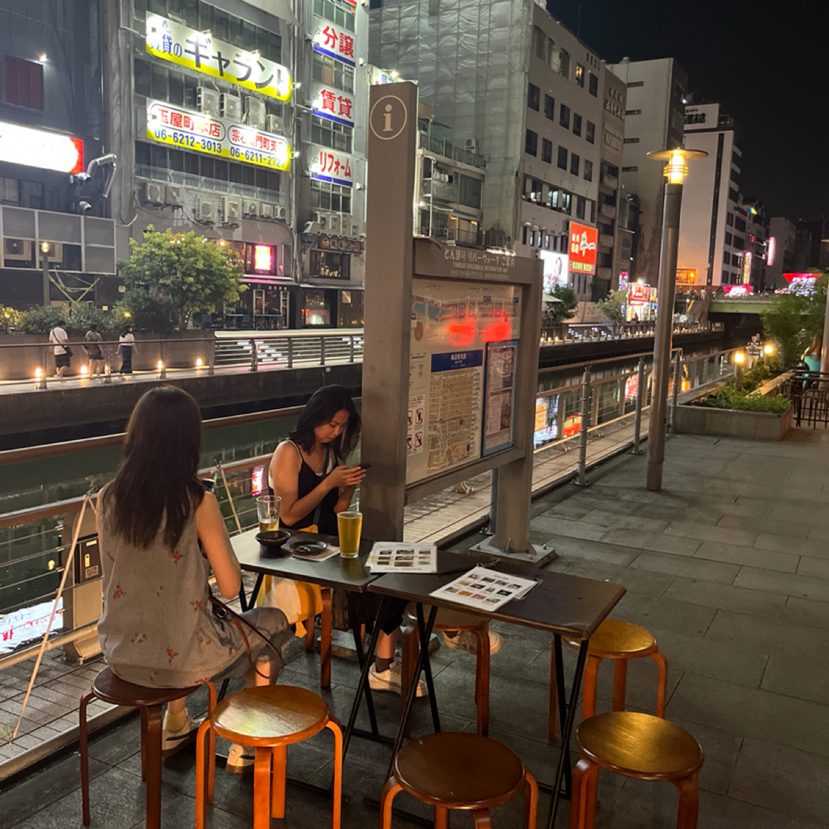 燻製とクラフトビールのお店 燻 の雰囲気の写真：在道頓掘河畔可以開心的看景喝酒，真的超讚！ by阿官 
