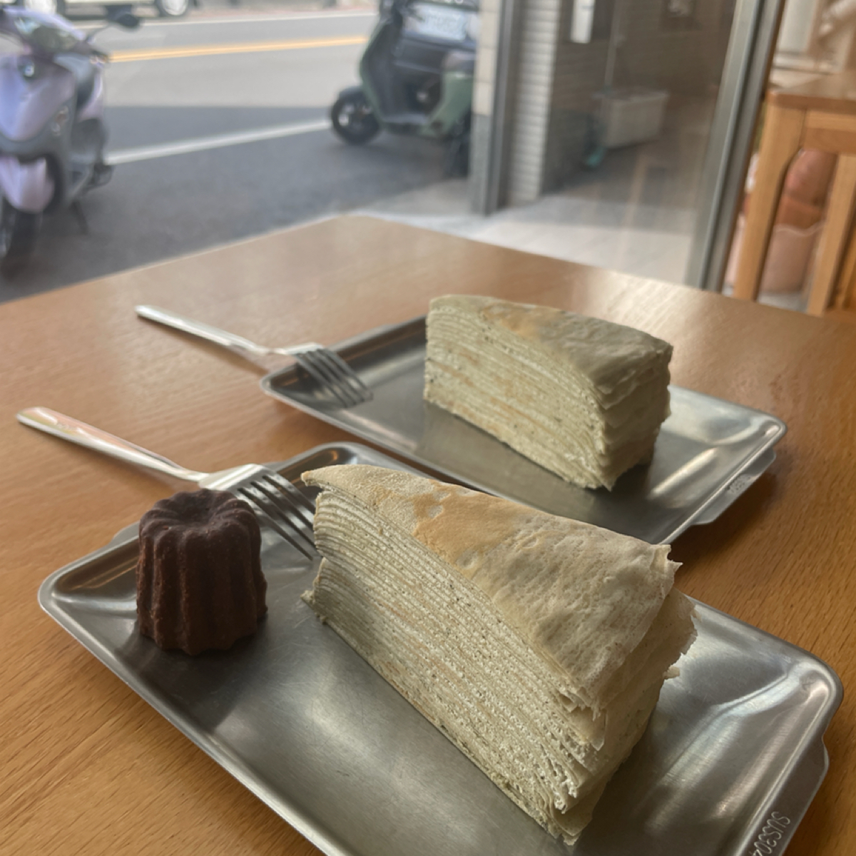 zuzucrepe 千層 的餐點圖片：奶綠千層 $110
可麗露 $50 由瞳 拍攝