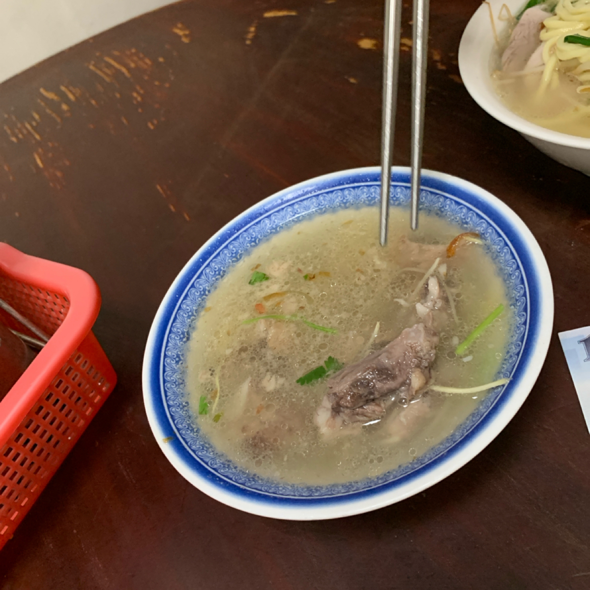 賴新魁麵館 のレストランの写真：骨頭肉湯 by嚶嚶美代子 