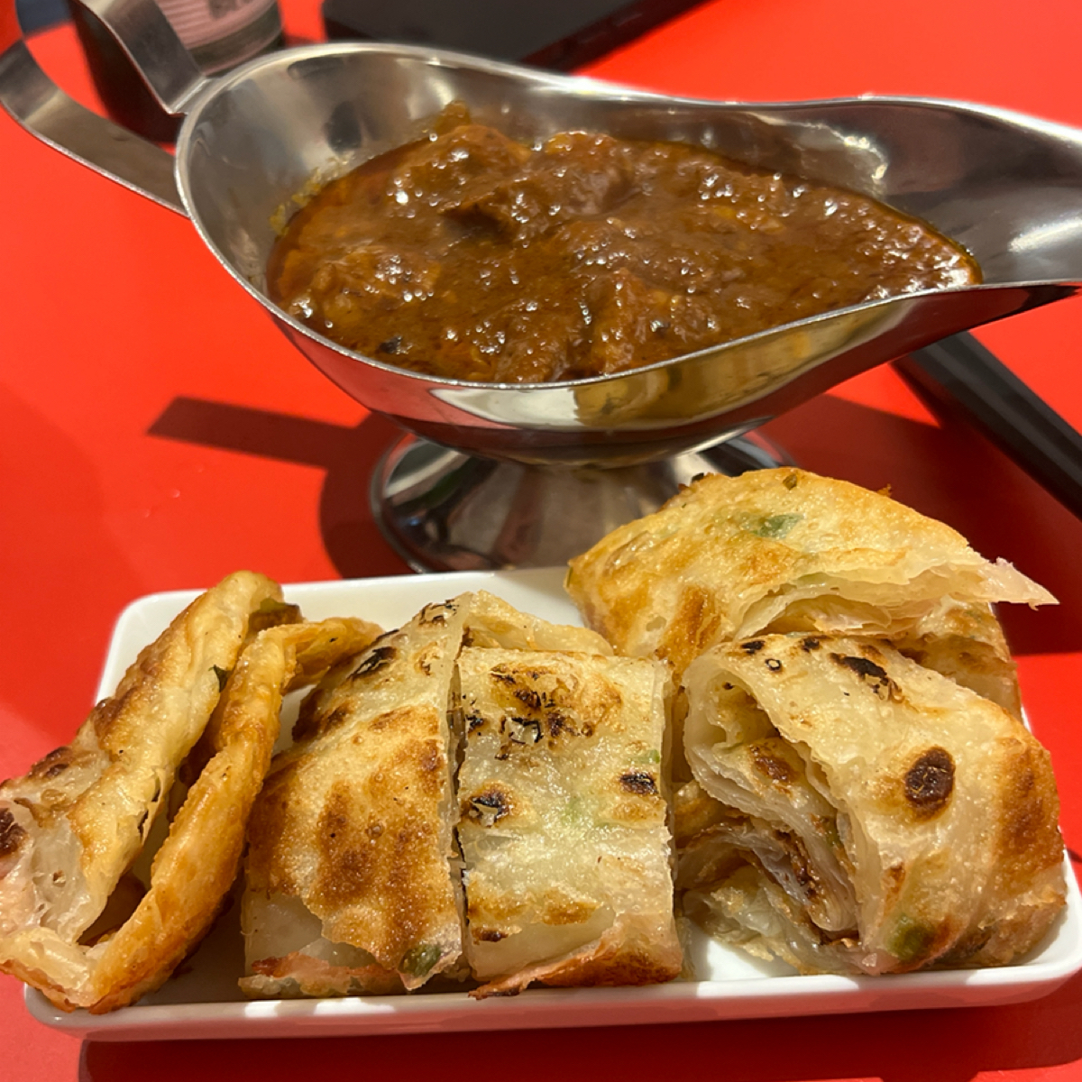 新美香咖哩 的餐點圖片：牛肉咖喱+蔥油餅 由動吃動吃動吃 拍攝