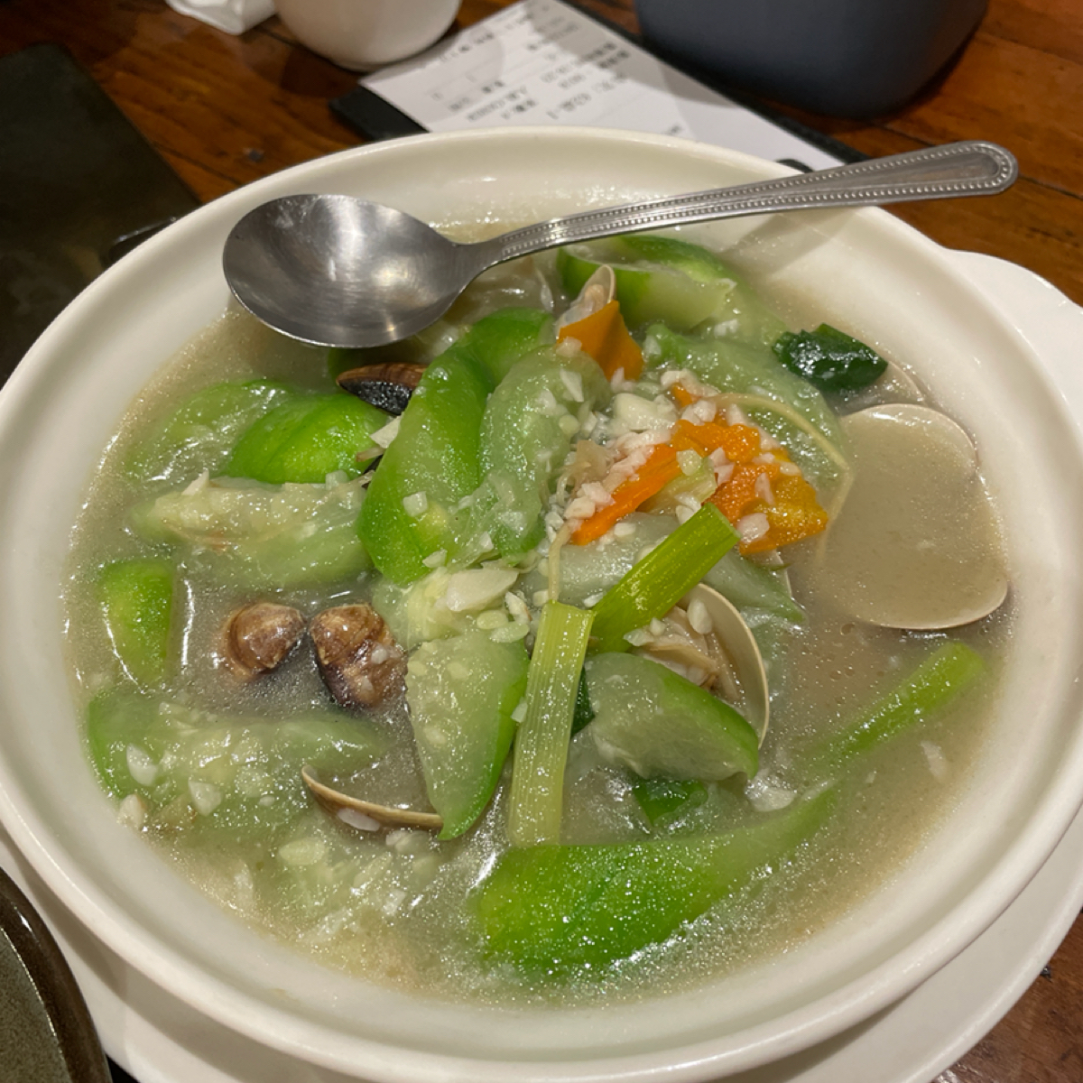 Meal image of 港町十三番地 雙十店: 絲瓜蛤蠣
也是熱炒店常見菜
我覺得值得推薦來聚餐的原因就是：雖然是間居酒屋，但熟食類料理也很厲害。
 shot by 一刻又一嗑