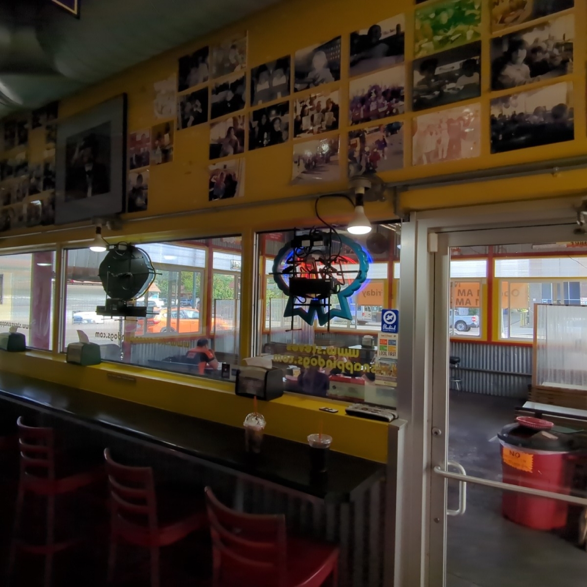 Steve’s Snappin’ Dogs の雰囲気の写真： by09tj09 