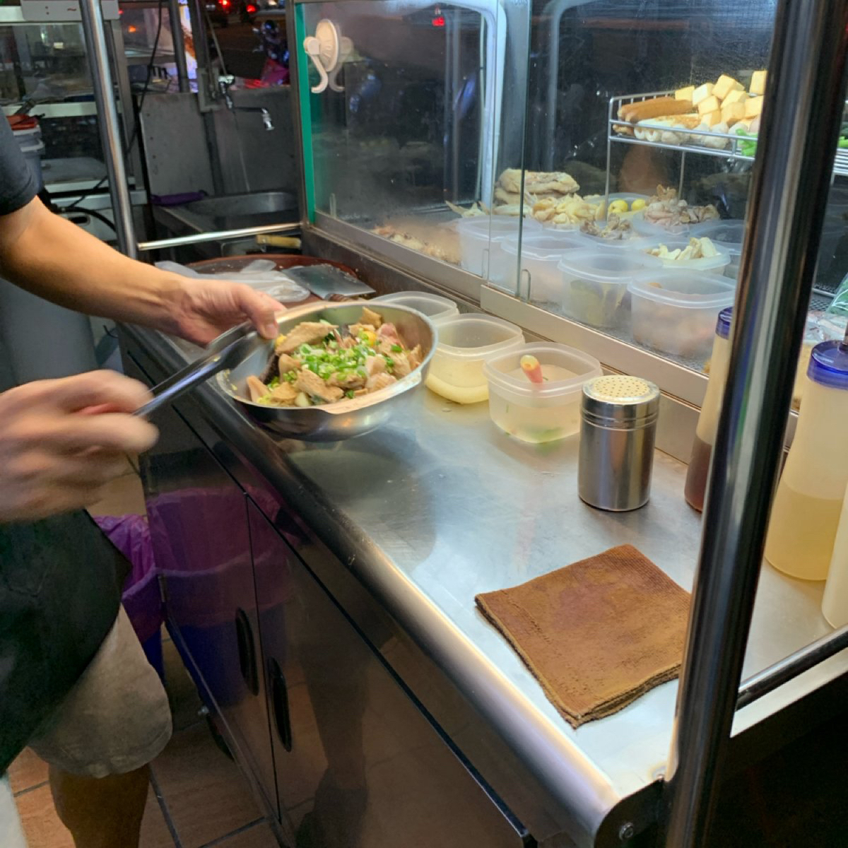 Meal image of 在地人鹽水雞 南屯大墩店: 個人覺得每份的份量不算很多 如果只是想解解嘴饞ok
想吃飽的話還是要點比較多才行 shot by 嚶嚶美代子
