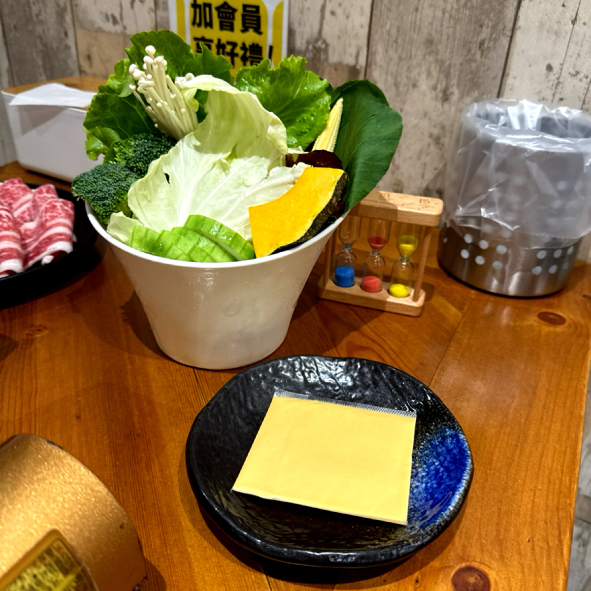Meal image of 辣椒多一點麻辣鍋物: 菜盤及牛奶鍋附得起司片！ shot by 每個人都在找他的貓
