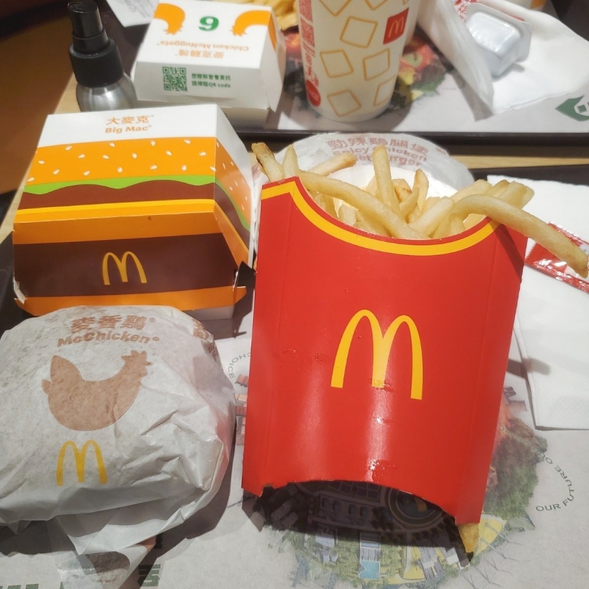 麥當勞 台中文心五店 的餐點圖片：🔸️大麥克套餐 $140
🔸️勁辣雞腿堡套餐 $140
🔸️加購6塊麥可雞塊 $59

今晚餐 由吃貨胖胖 拍攝