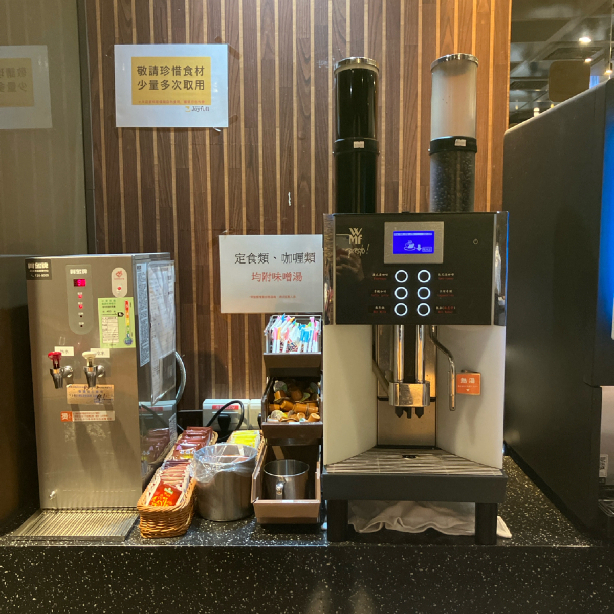 Joyfull（高雄家樂福成功店） 的外觀氛圍圖片：提供免費自助吧 由GG 拍攝