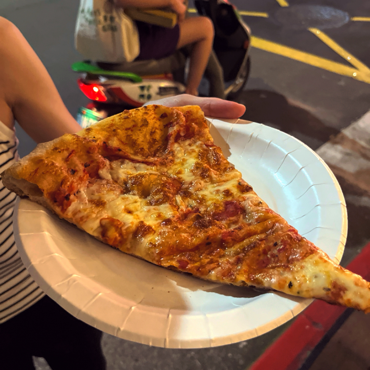 The Slice Shop のレストランの写真：經典起司，完全沒有其他料就只有起司跟番茄醬。完美呈現如何用最簡單的原料做出好吃的 Pizza，餅皮酥 by阿官 