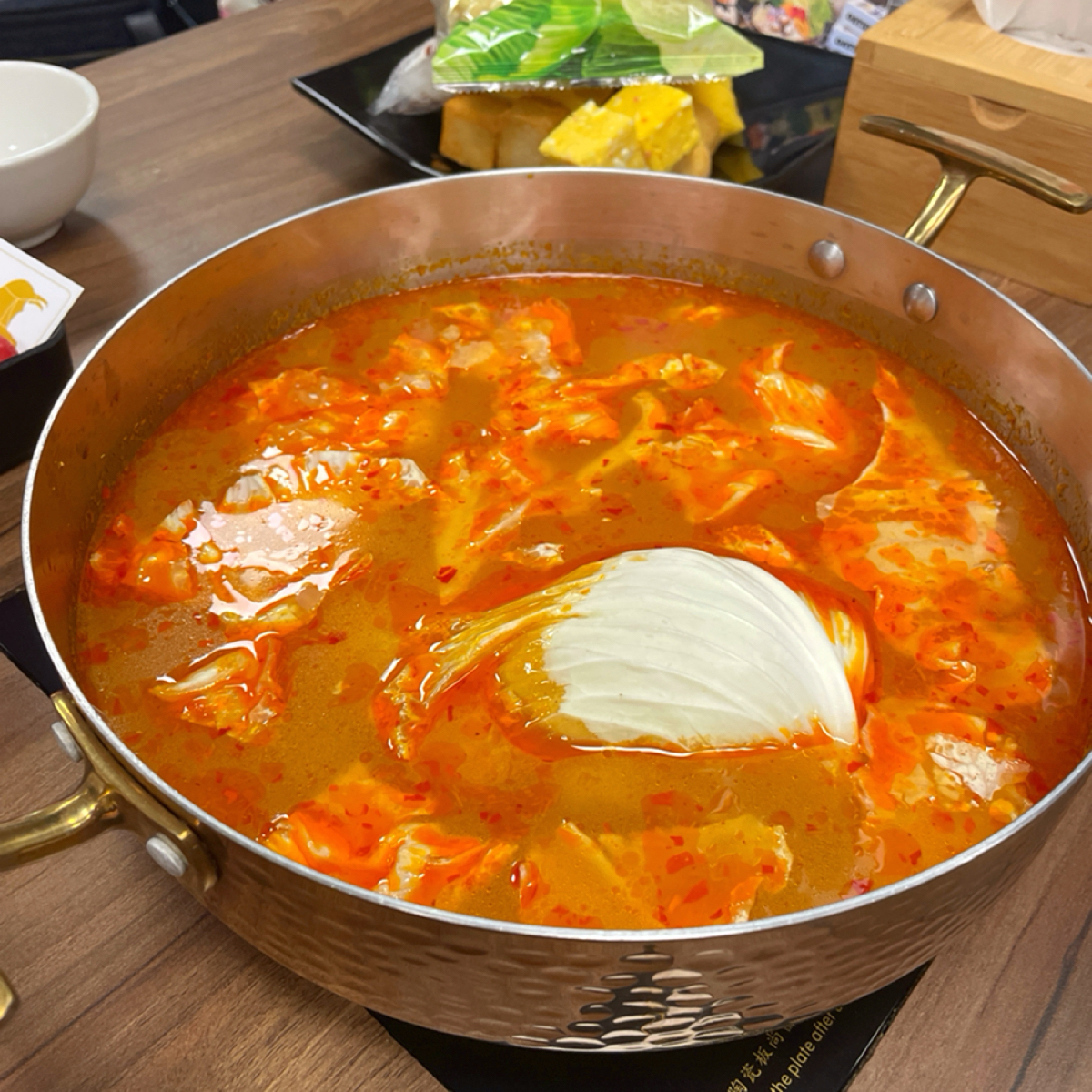 Meal image of 北歐工坊: 朋友選的泰式冬陰功鍋 鍋底$168
（蔬菜是從自助區取的） shot by 一刻又一嗑