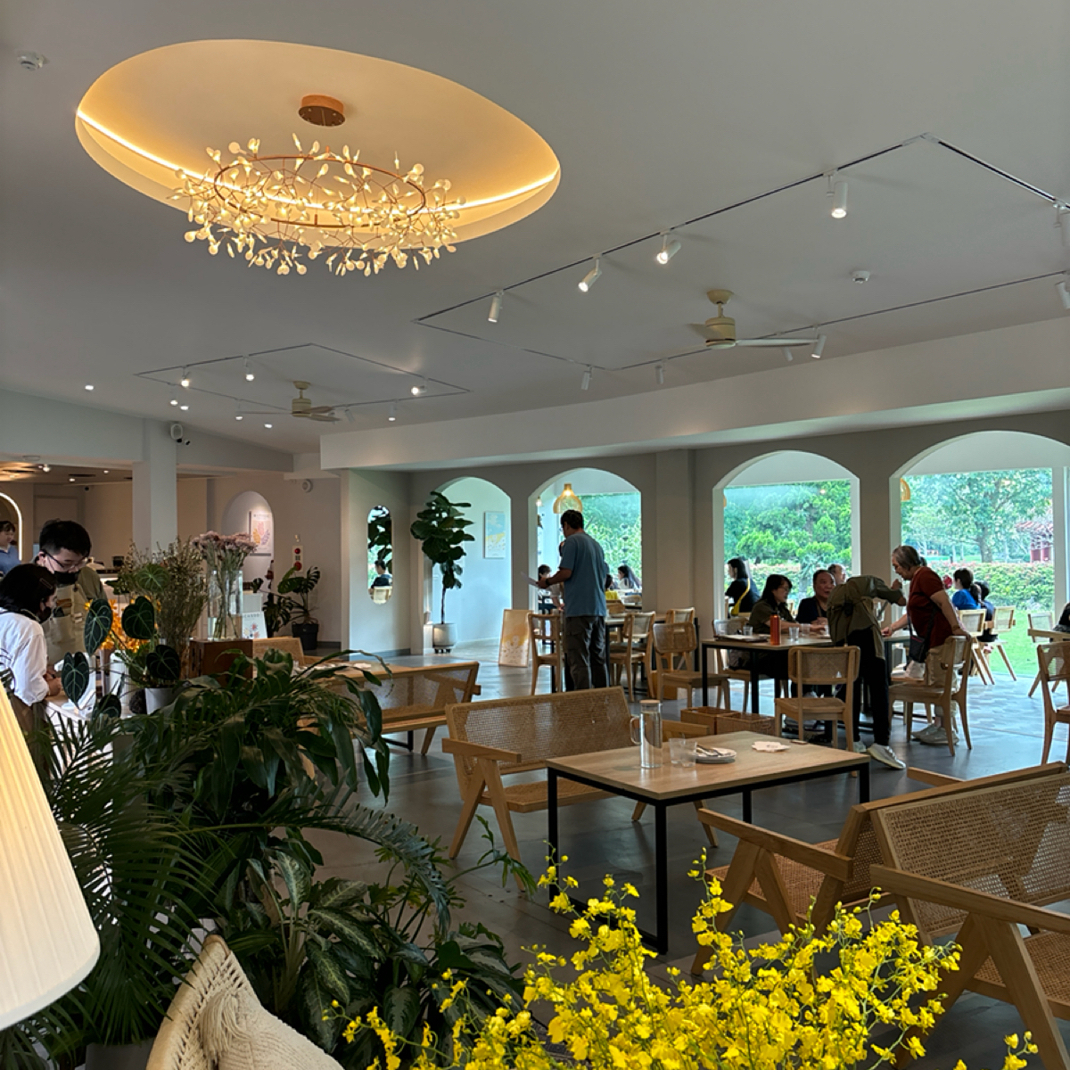 The畔cafe&amp;dining 的外觀氛圍圖片：店內空間寬敞、位子多 由Sunny吃美食 拍攝