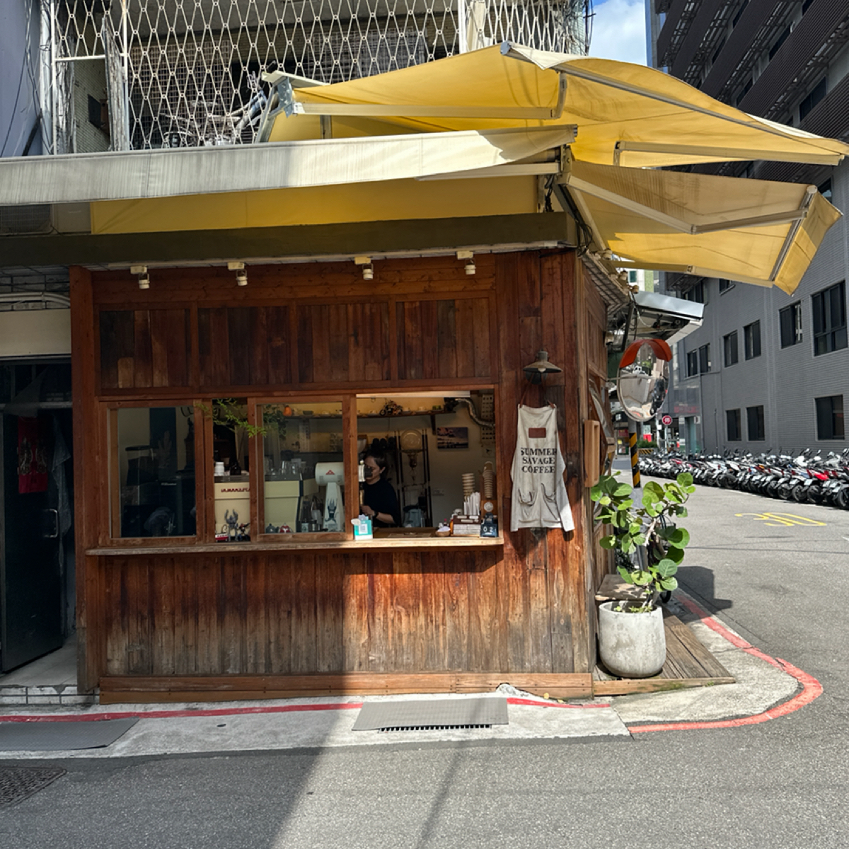 Vibe image of 夏野豆行: 店面很可愛，座落在行天宮站附近小小的巷弄角落 shot by 阿波卡