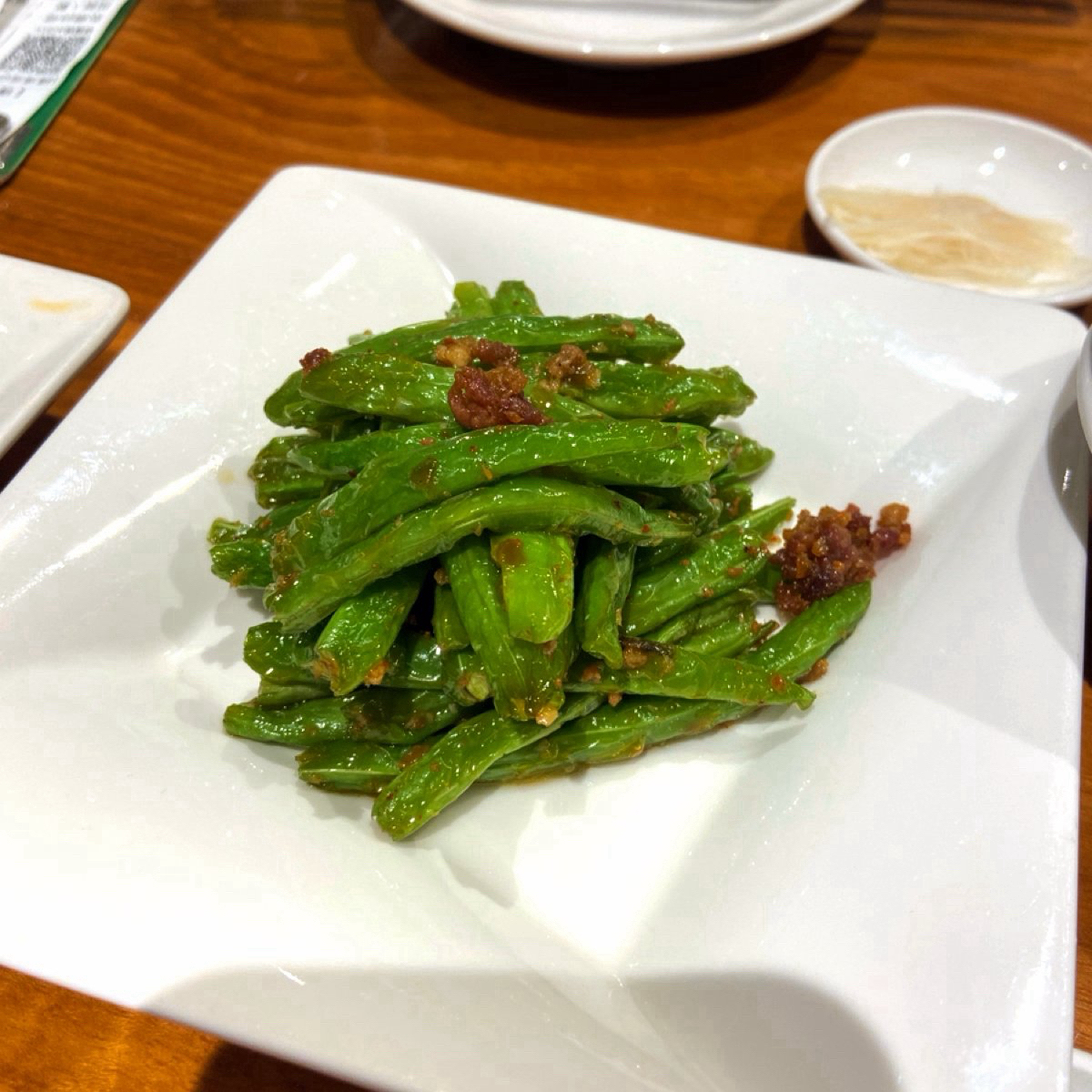 Meal image of 鼎泰豐 101店: 乾煸四季豆
稍微炸過的四季豆配上肉末真的很好吃，一點菜味都沒有，平常不愛四季豆的，但這樣處理過的菜很 shot by 每個人都在找他的貓