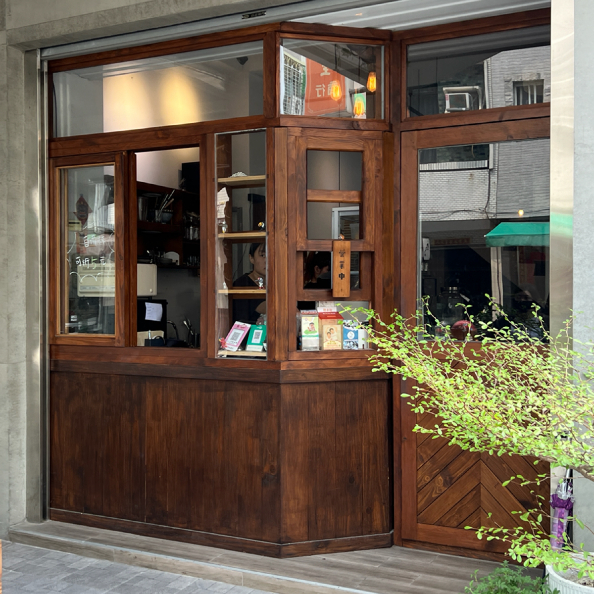 Vibe image of 二木咖啡 FUTAGI COFFEE ROASTER: 店家外觀，水泥灰牆面搭配木頭色，很有質感 shot by FunnyLemon 七逃檸檬 