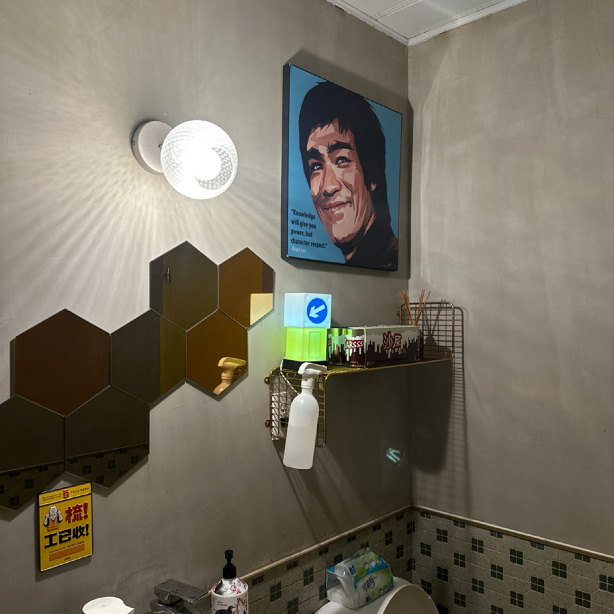 捌伍貳冰室（公休看FB) の雰囲気の写真：廁所有一股油味，可能通風不好 byLuna一枚小吃貨 