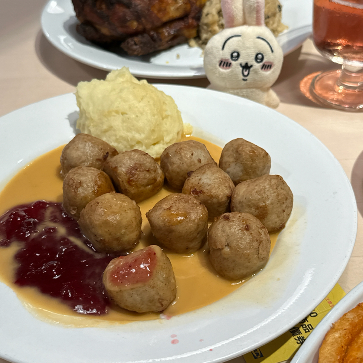 IKEA 瑞典餐廳 新莊店 的餐點圖片：瑞典雞肉丸 $149&#x2F;10粒
🌕🌕🌕🌕🌗
來 IKEA 必點的丸子就不用多做介紹了，上面淋 由阿波卡 拍攝
