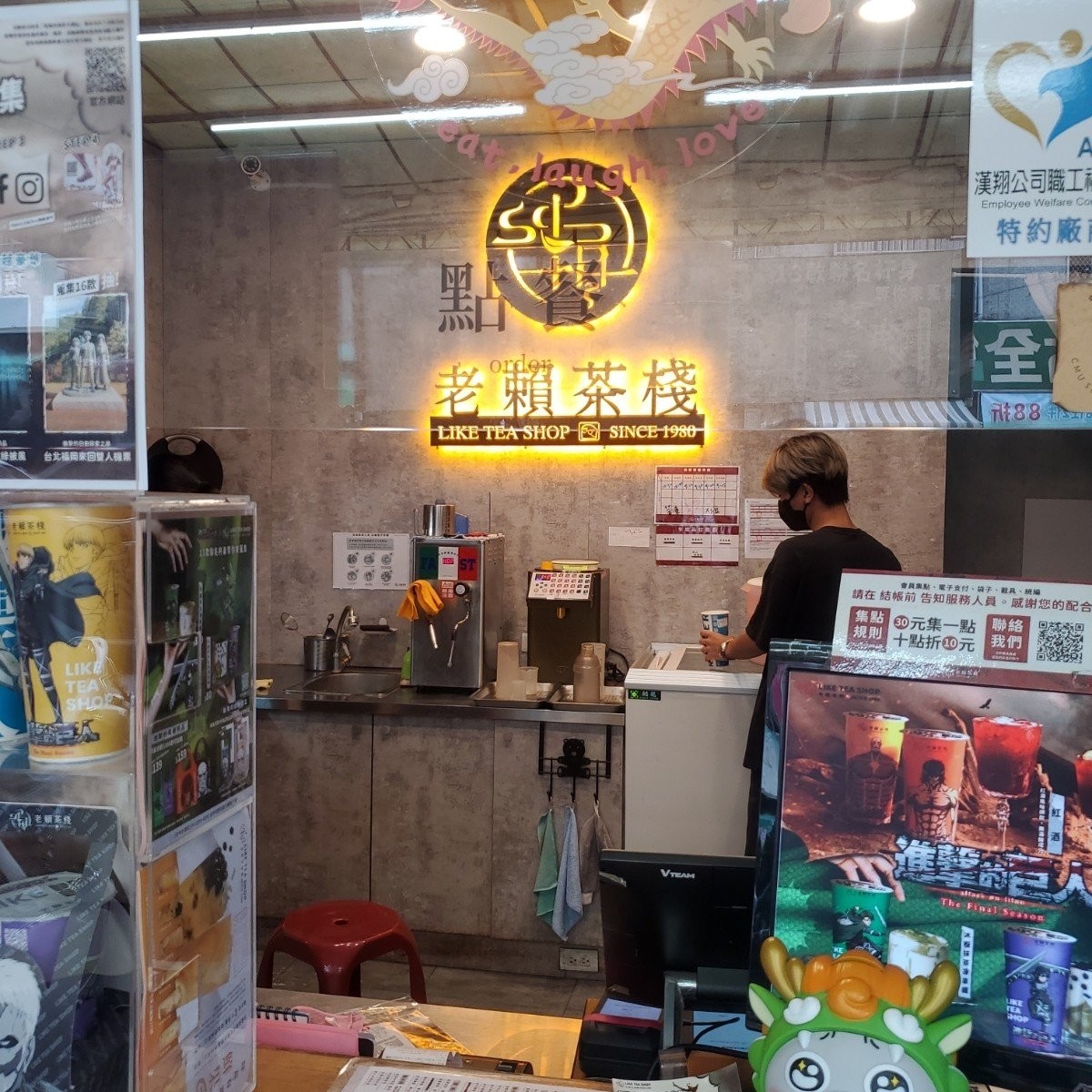 Vibe image of 老賴茶棧台中水湳店: 店家環境整潔明亮 shot by 吃貨胖胖