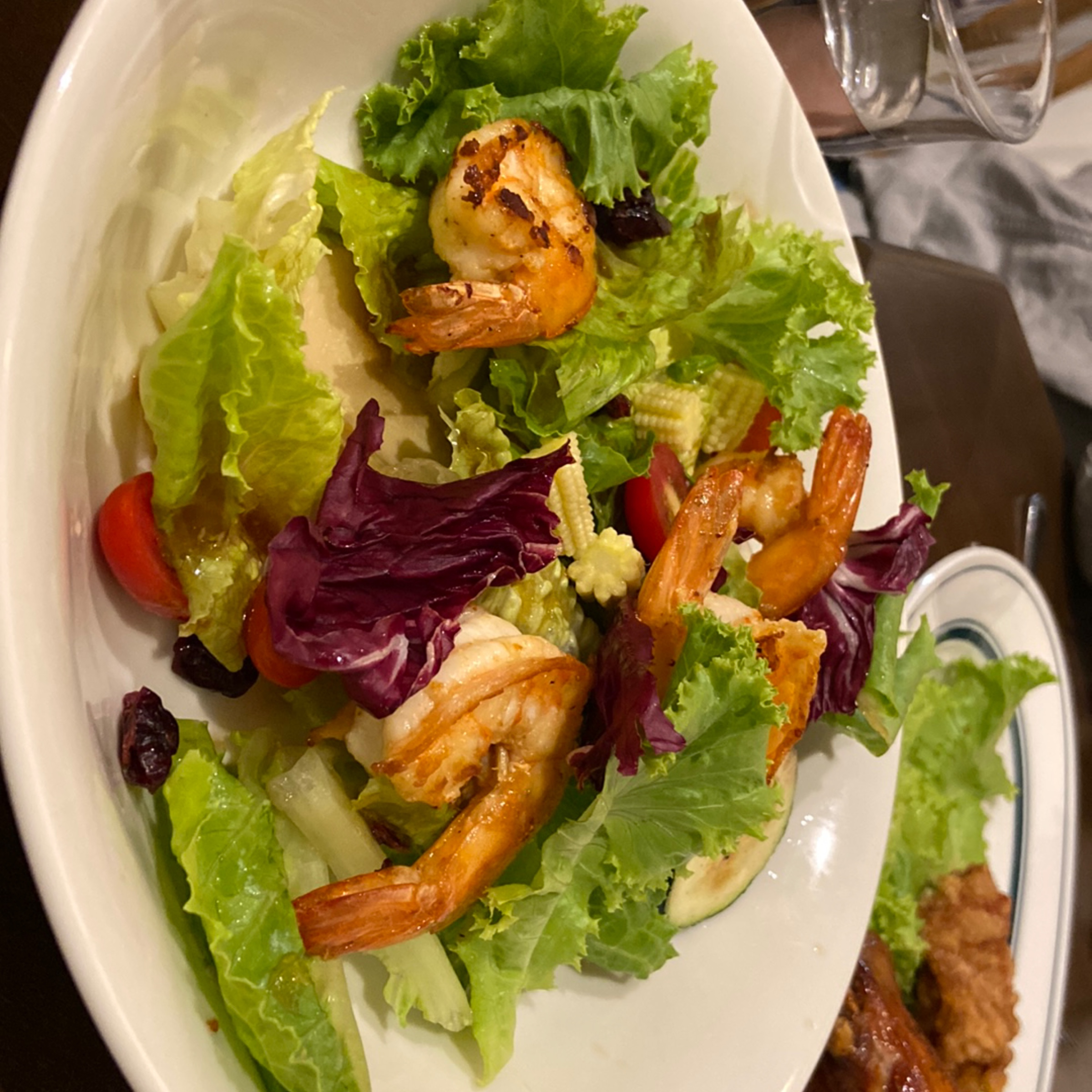 青春漢堡 台北世貿店 のレストランの写真：單點鮮蝦沙拉 byhxapp 
