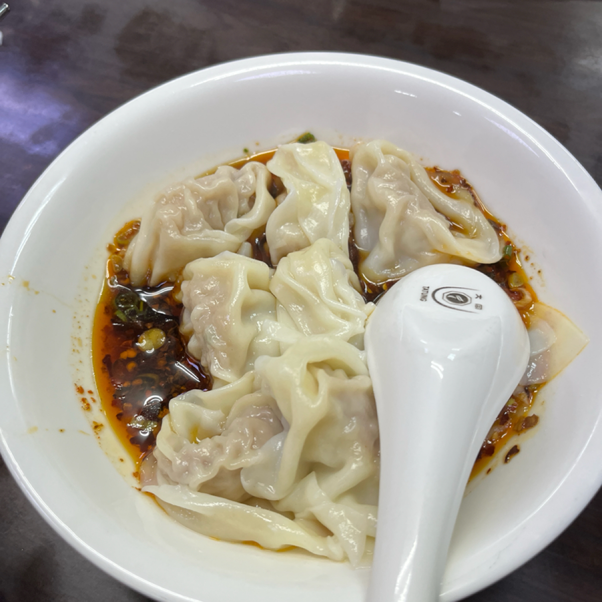 Meal image of 丰清揚小吃店: 紅油抄手，新臺幣$85元，醬汁小辣好吃，抄手皮嫩肉餡鮮甜，多的醬汁這好配比較淡的炒飯。 shot by 打工仔