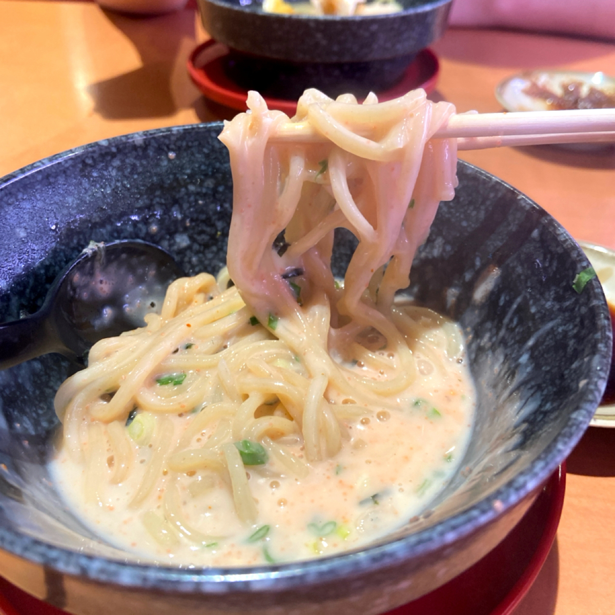 Meal image of スシロー壽司郎 台北民權建國店: 攪拌後的奶油拉麵看起來很美味，不油膩，擔心的人可以兩人分食，但個人覺得會不太夠😆 shot by 每個人都在找他的貓