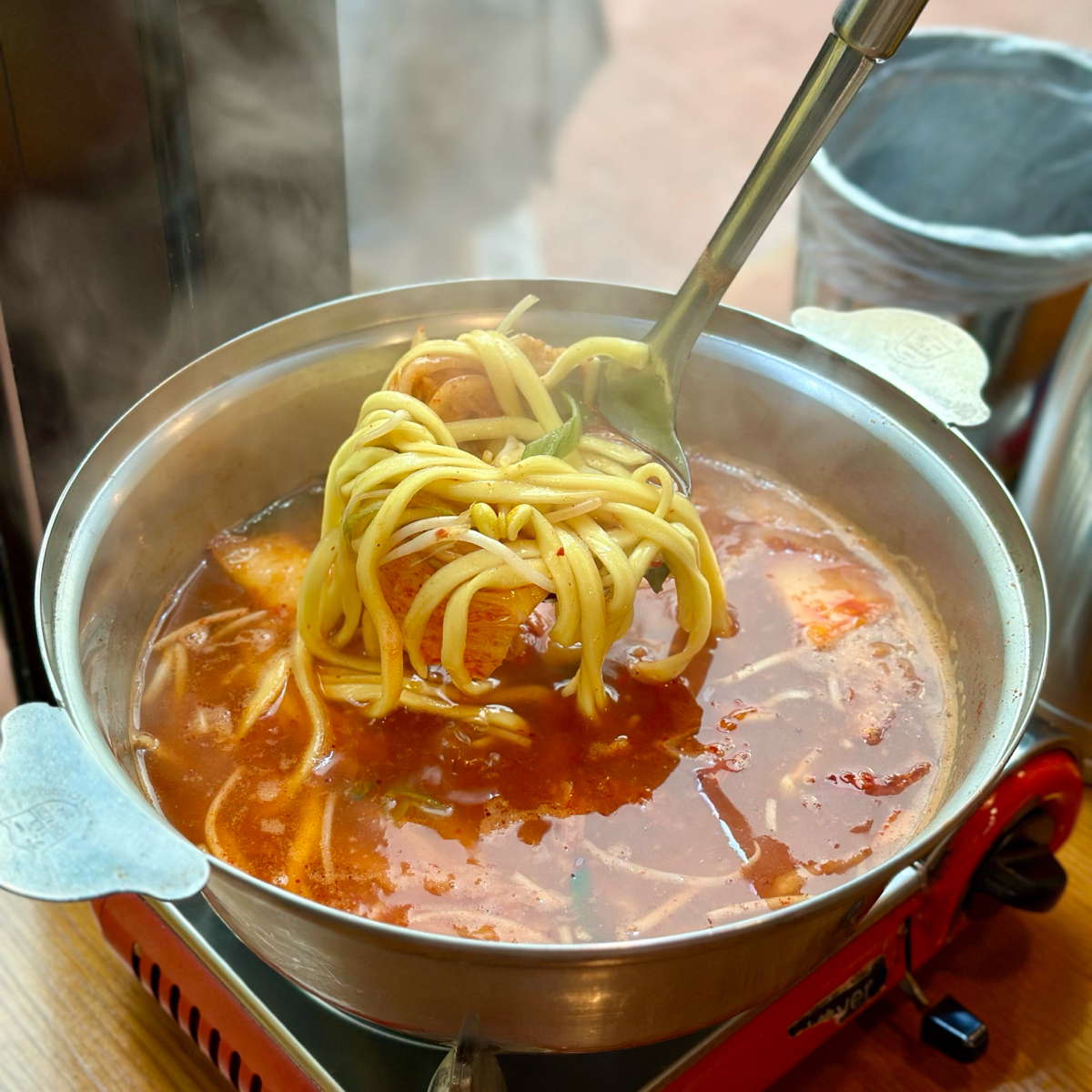 미쓰족발 홍대점 のレストランの写真：(餐點附贈之泡菜豆芽鍋) by吃曼 