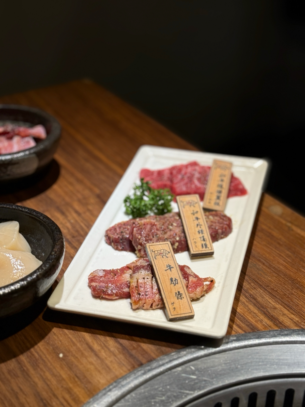 上吉燒肉 的餐點圖片：牛肉三盛

✧ 嚴選和牛橫隔膜（兩片盛合） $360
✧ 嚴選和牛後腰翼板肉（兩片盛合） $260
 由阿波卡 拍攝