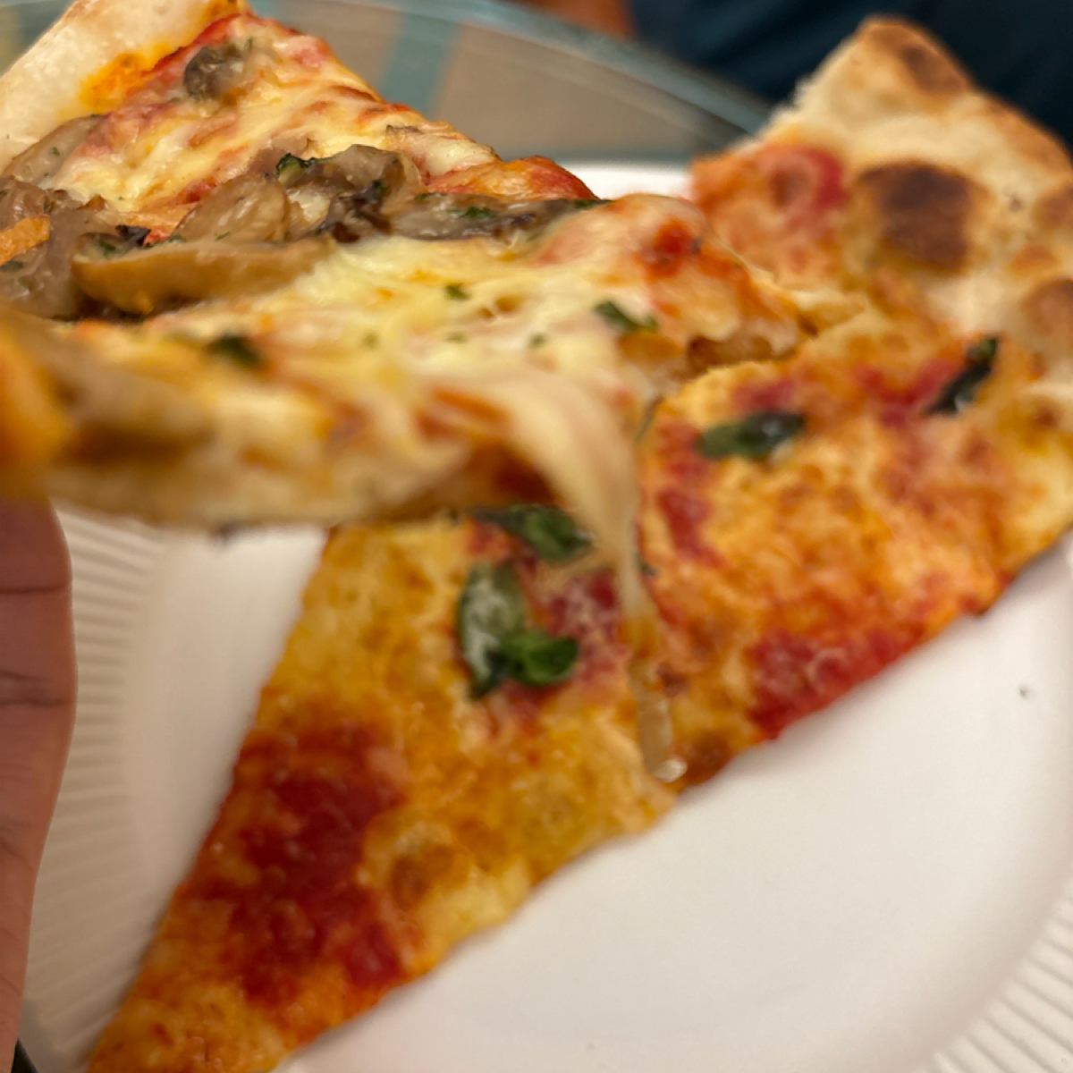 PIZZA SLICE CATSTREET 的餐點圖片：The interior of Pizza Slice exudes a tantalizing b 由2QT2BSTR8 拍攝