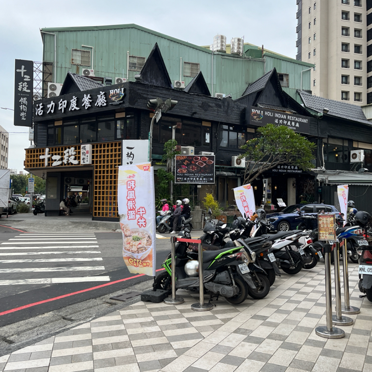 Vibe image of Sukiya 健行博館: 店外面不太好停機車，很多都停到人行道上。 shot by Yo