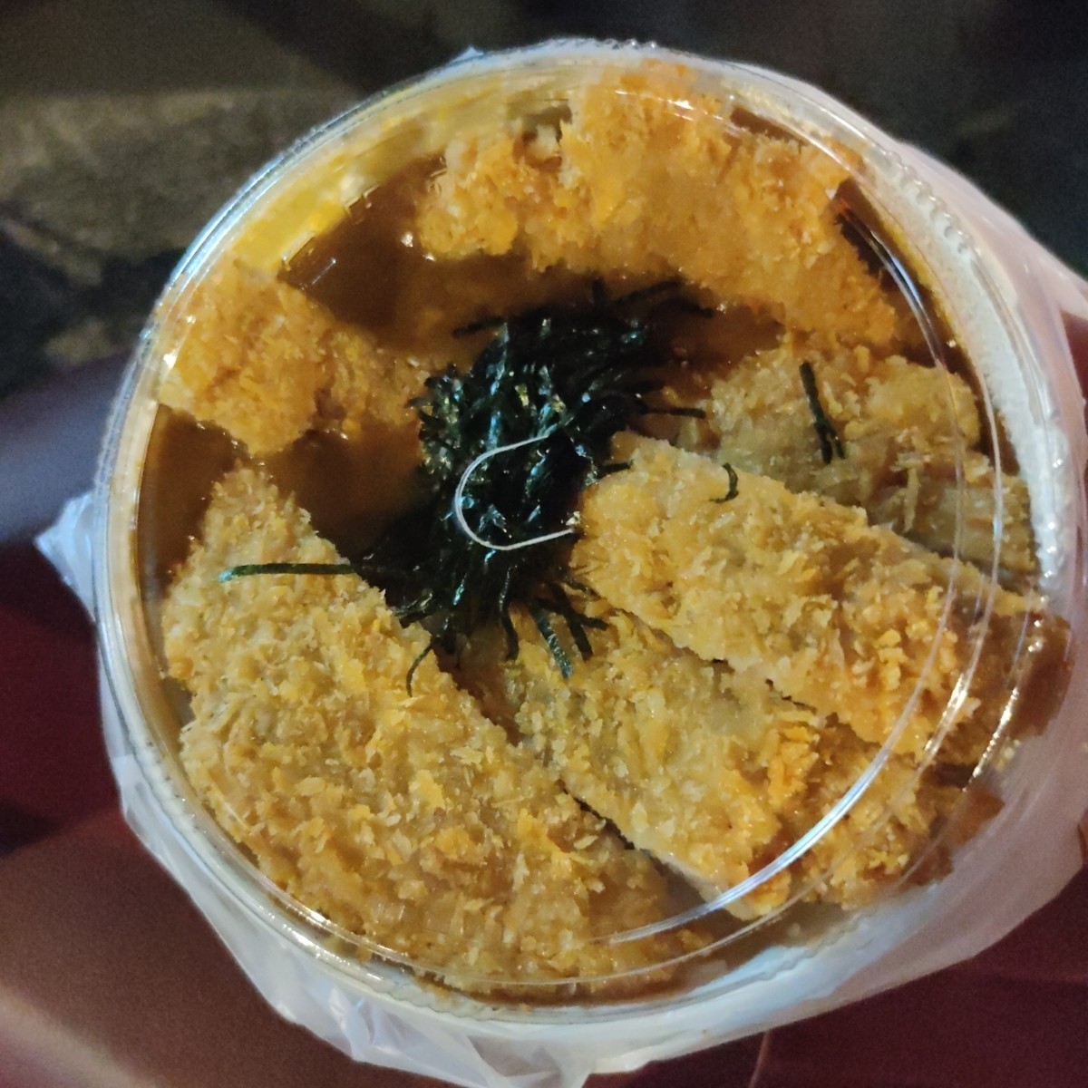 Vibe image of 食在: 「咖哩豬排飯」，豬排佔滿整盒，上面有鋪上一層海苔絲。挺有份量。 shot by money money