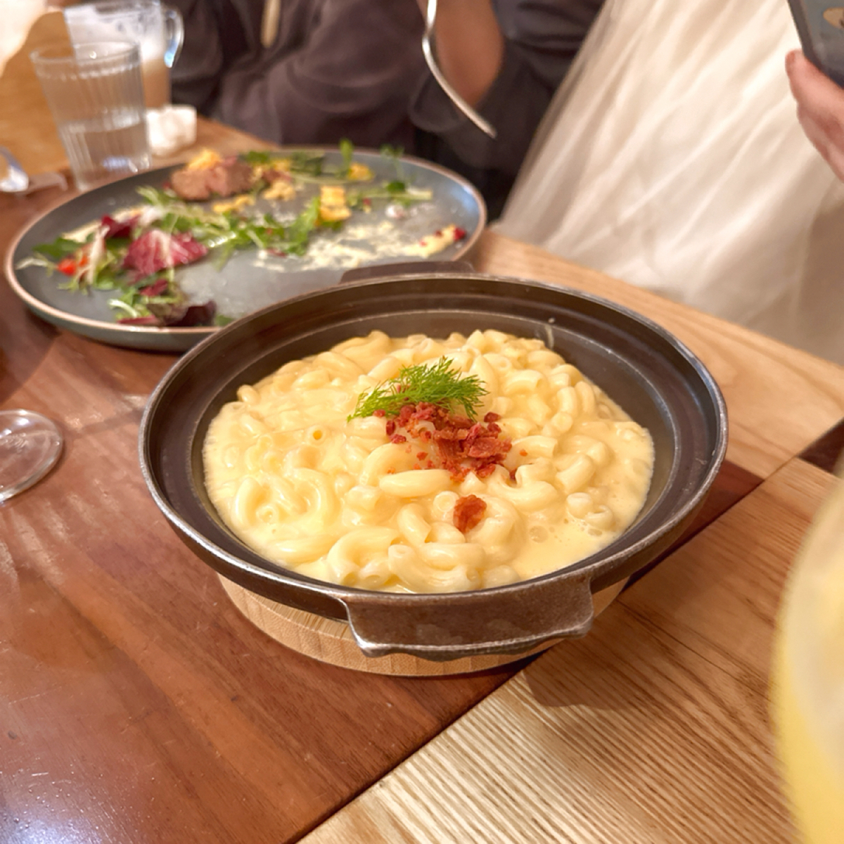 Meal image of 父母 FUMU: 最後加點的起司麥克隆尼 - $230

其實就只是加了很多起司白醬的通心粉，口感普通，但會不自覺一直 shot by 阿波卡