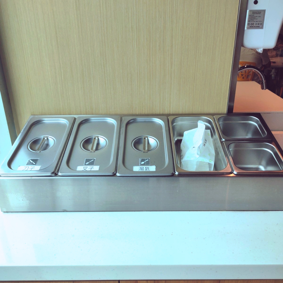 大潤發 內湖二店（鮮食區） 的外觀氛圍圖片：🔸自助餐具區🔸 由臉書搜尋花貴賓皮蛋 拍攝