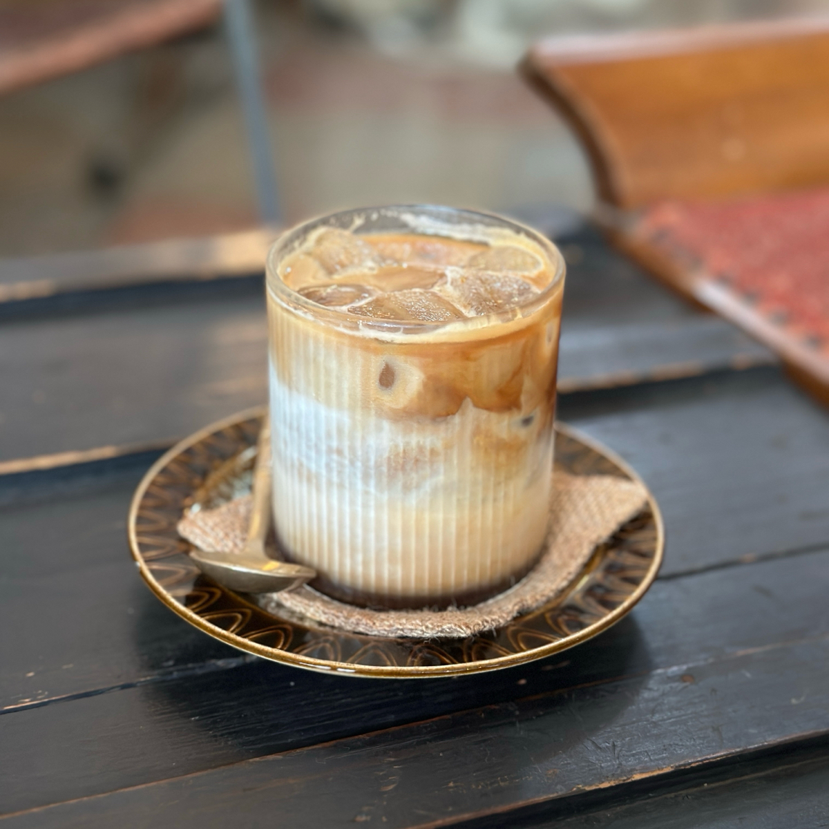 Meal image of 爬梯咖啡 Parti Cafe &amp; etc.: 黑糖拿鐵（冰）$160

鮮奶加上一匙濃縮，再予以黑糖漿鋪底，喝起來更具有甜味，但甜而不膩，是個無負 shot by 阿波卡