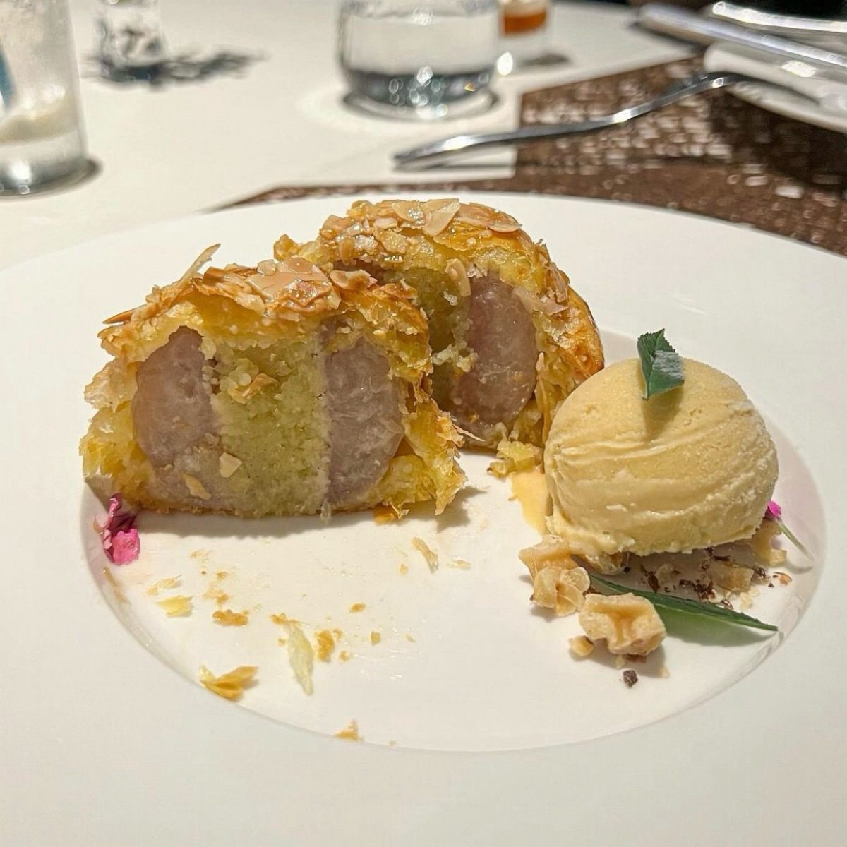 Meal image of Restaurant Go.老吳的西洋料理: 杏仁蜜棗酥皮餃_剖面圖 shot by 咩PO飽食記