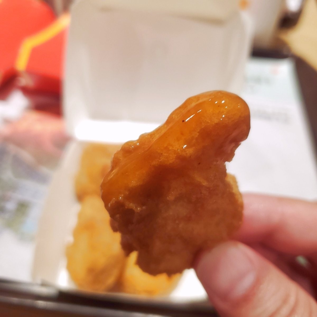 麥當勞 台中文心五店 的餐點圖片：麥可雞塊沾上經典糖醋醬，酸酸甜甜的口感
配上酥脆外衣，咔滋咔滋的聲音在耳邊響起
雞塊裡面熱熱的時候還 由吃貨胖胖 拍攝