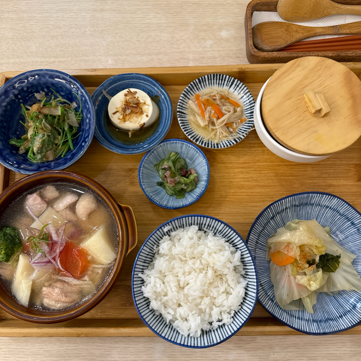 Meal image of 芝生食堂 忠孝新生店: 每日鮮採嫩筍雞腿的鍋物定食，相當豐富 shot by Jacker