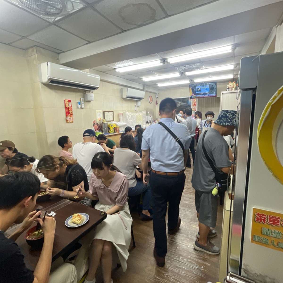 93蕃茄牛肉麵 の雰囲気の写真：晚上6點就這麼多人 by乃子過日子 