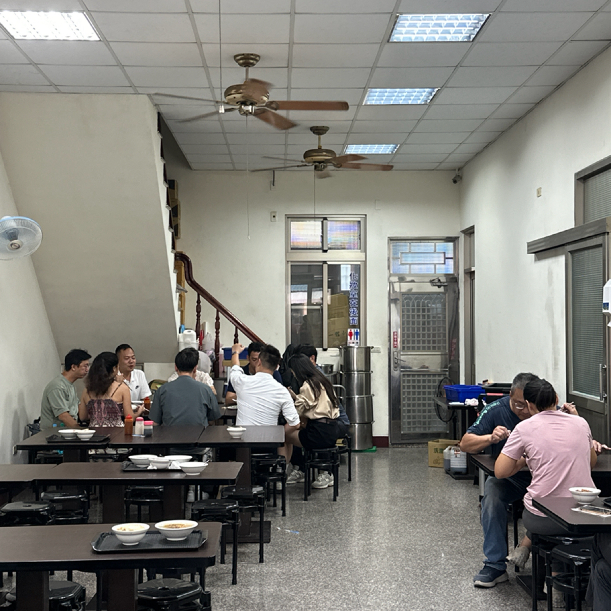 Vibe image of 橋仔頭黃家肉燥飯: 內用座位 shot by Luna一枚小吃貨